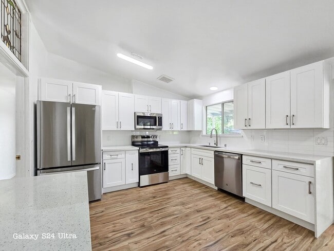 Building Photo - New Kitchen!! Beautiful family home w/extr...