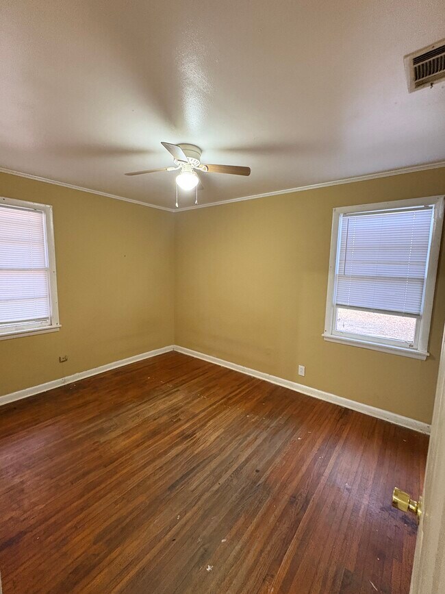 Building Photo - 622 6th St