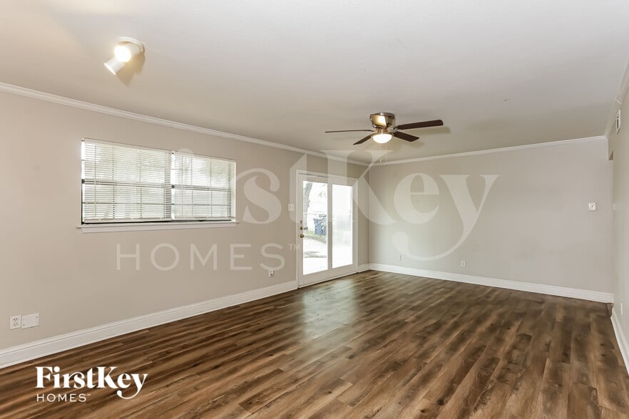 Building Photo - 3923 Treeline Dr