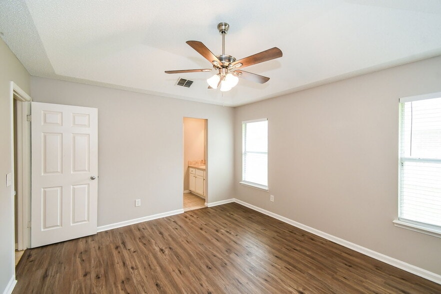 Building Photo - 1804 Sherwood Dr
