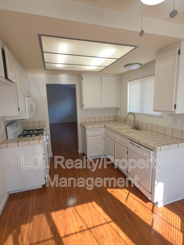 Building Photo - 28235 Encino Dr