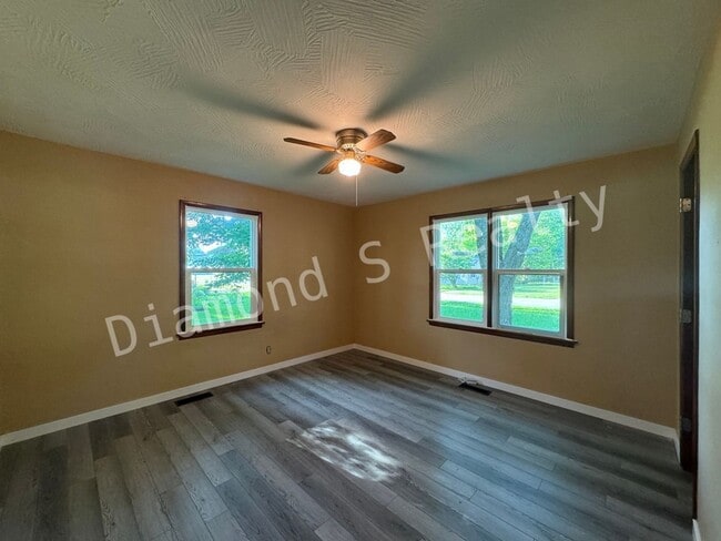 Building Photo - Charming and Clean 3 Bedroom Home - Nice/Quiet Neighborhood