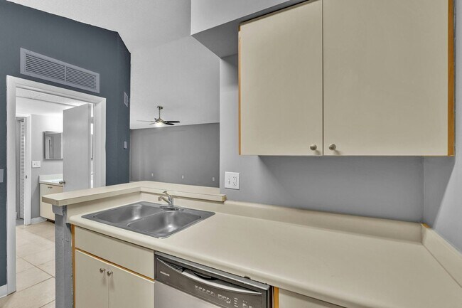 Building Photo - 2850 N Oakland Forest Dr