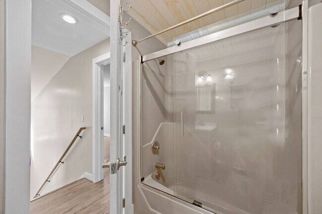 Building Photo - 251 Landwood Ln