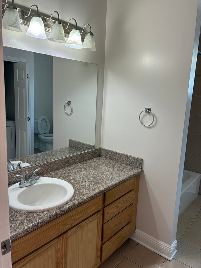 Building Photo - Beautiful 2/1 duplex in bay St. Louis