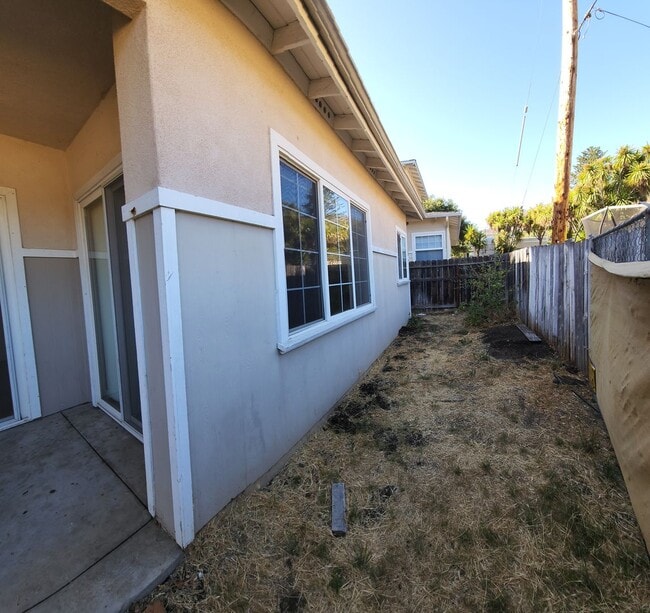 Building Photo - Super close to Poly- Approx. 1000 feet fro...