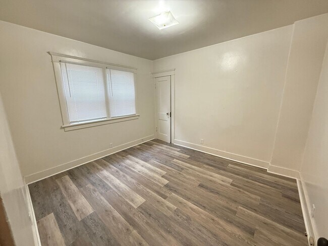 Building Photo - 340-342 W Wesley St