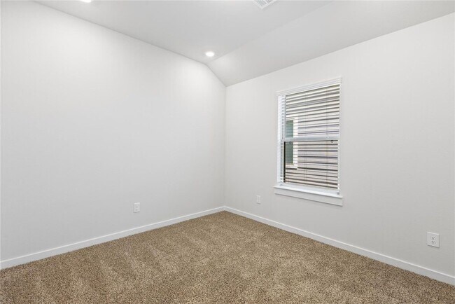 Building Photo - 1122 Elsinore Dr