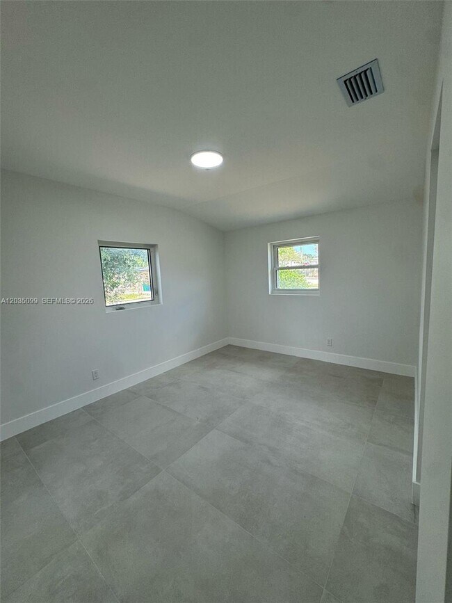 Building Photo - 4028 SW 49th Ct
