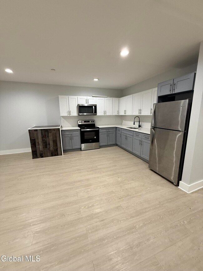 Building Photo - 5 Broadway