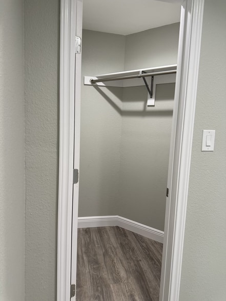 Walk in closet - 1005 Horizon Park Blvd
