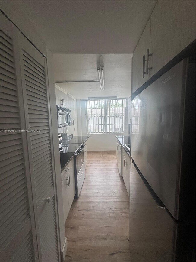 Building Photo - 12105 NE 6th Ave