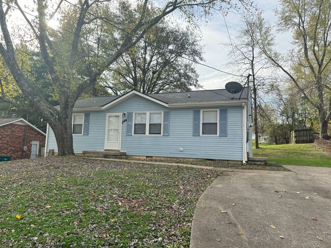 Primary Photo - Cute 3 Bed/1 Bath off Cunningham Lane! New...