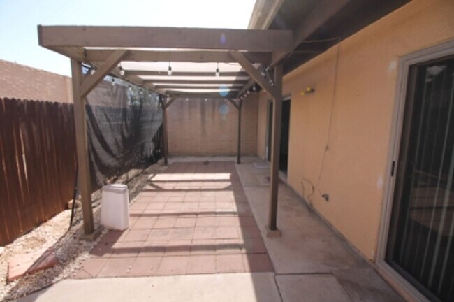 Building Photo - Highly Desirable East Side Townhome – 2 Bed, 2 Bath – Move-In Ready!