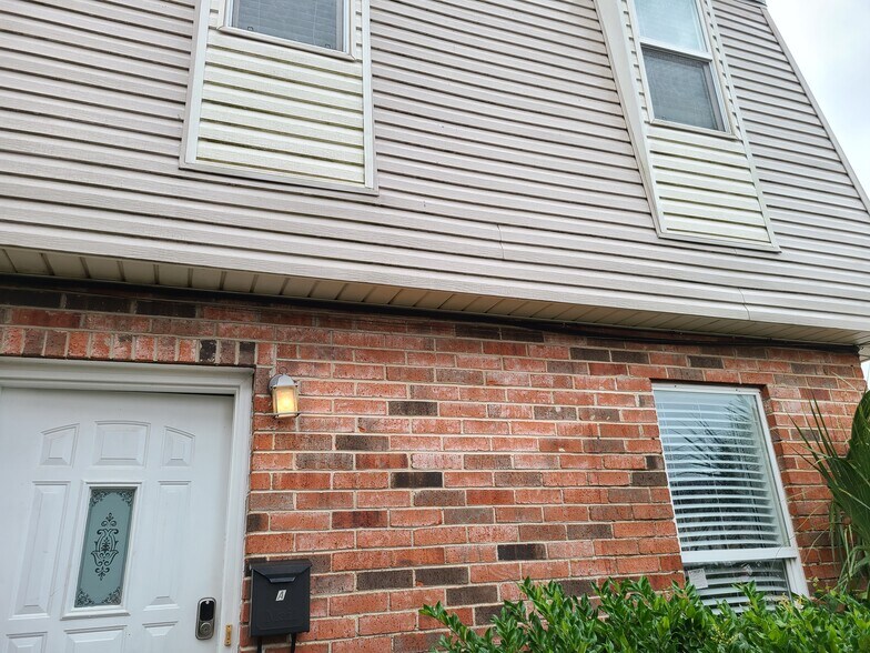Building Photo - 4017 Rye St
