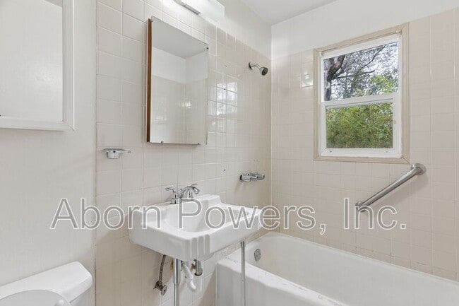 Building Photo - 1800 Tyrrel Ln