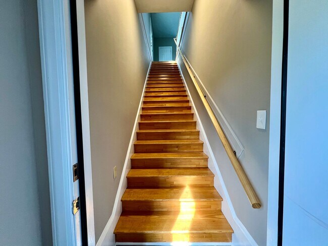 Building Photo - Adorable Waterfront/Fully Furnished/All In...