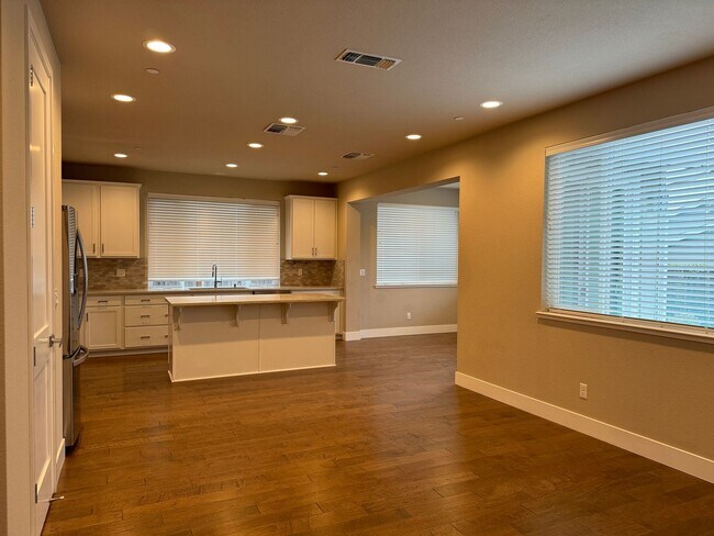 Building Photo - Fountaingrove 4 bedroom beauty