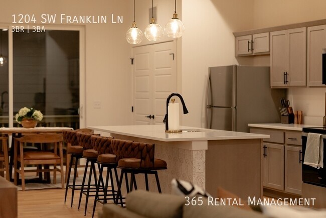 Building Photo - 1204 SW Franklin Dr