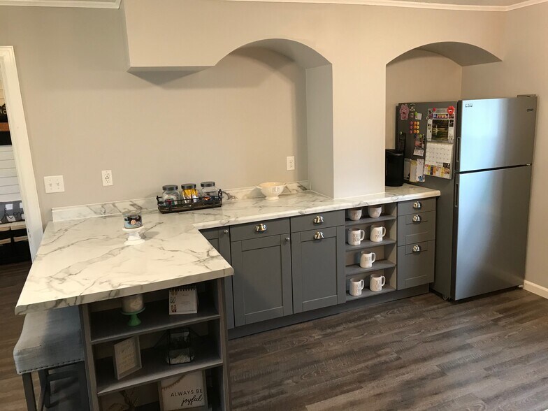 Completely remodeled eat-in kitchen - 502 E Mulberry St