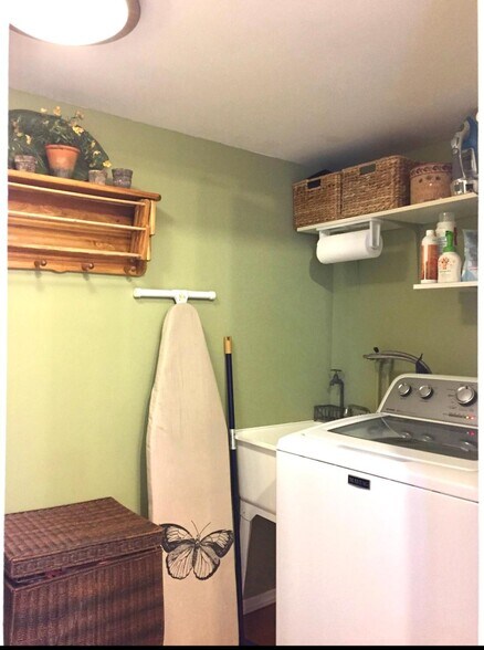 Laundry area has gas dryer and washing machine - 1153 Vine St