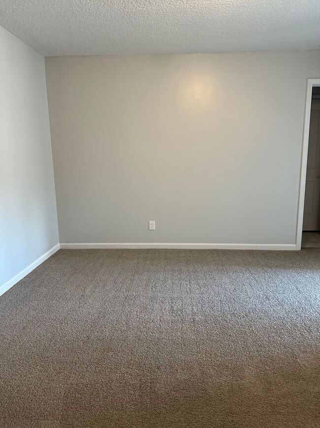 Building Photo - Tranquil South Retreat: Spacious 5-Bed Home with Fenced Yard, Pet-Friendly, Washer/Dryer Included