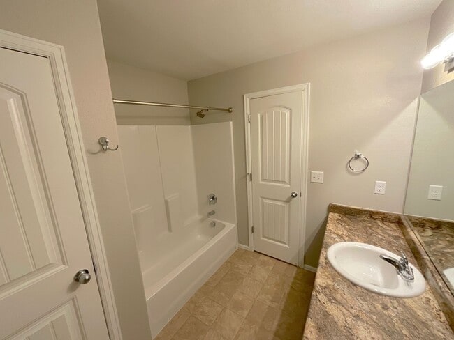 Building Photo - 3 Bedroom Townhome Available Near Barnes Rd & Peterson Rd!