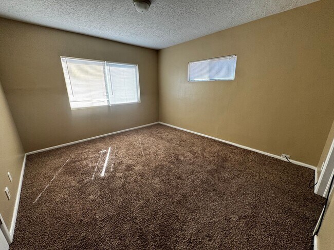 Building Photo - Beautiful 3 bedroom 2 bathroom home.