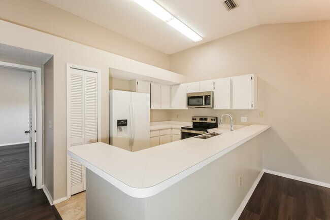 Building Photo - 1611 Bent Pine Way