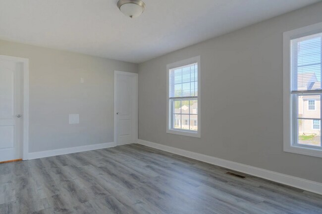 Building Photo - 3 Bed, 3 1/2 Bath, Close to I81 and US460