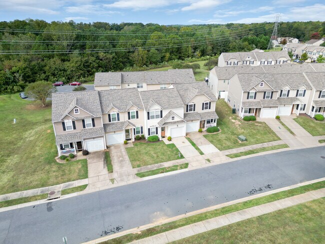 Building Photo - 558 Calen Ln