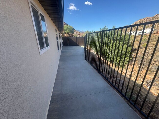 Building Photo - 75 E Roundy Mountain Rd
