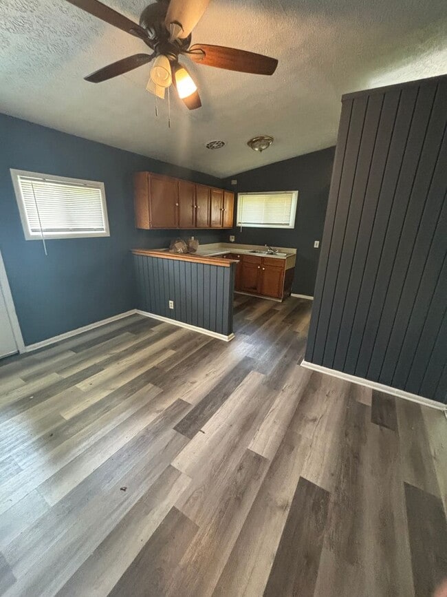 Building Photo - Beautifully Renovated 3 bedroom