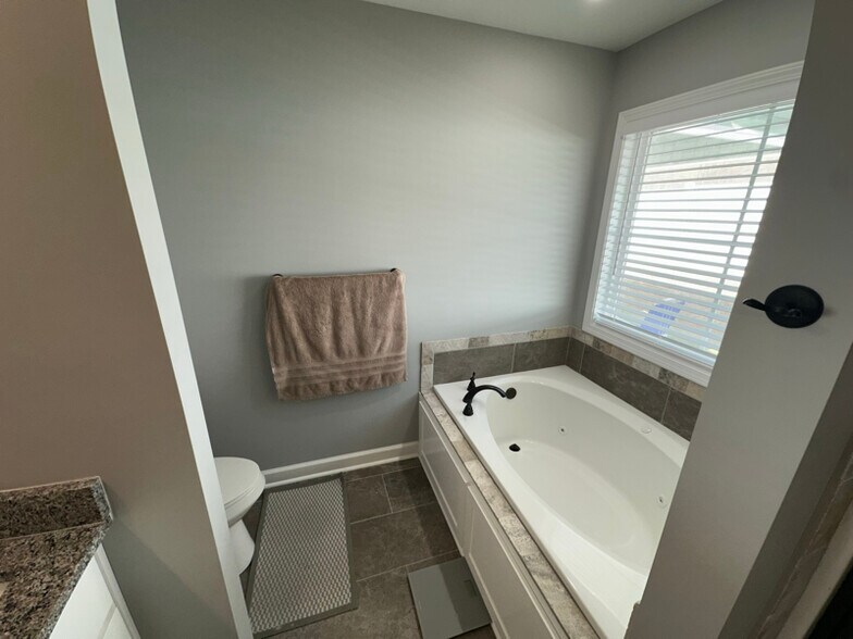 Building Photo - 231 Edith Way