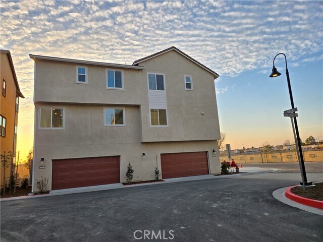 Building Photo - 5961 Huntington Dr