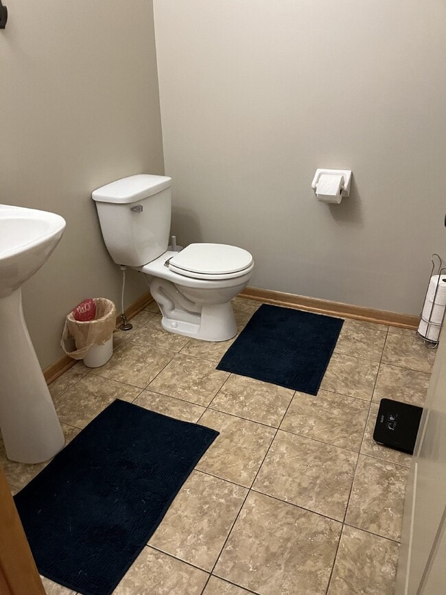 Building Photo - Prime location Vadnais Heights Townhome 4 Bed 4 Bath!