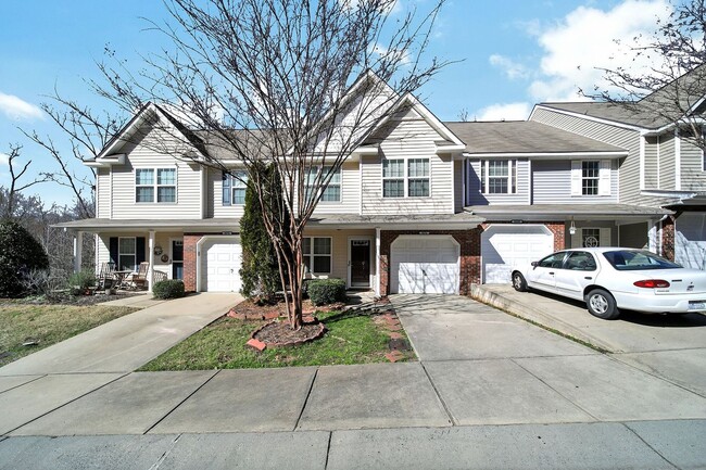 Building Photo - Lovely Two Bedroom Townhome With Bonus and...