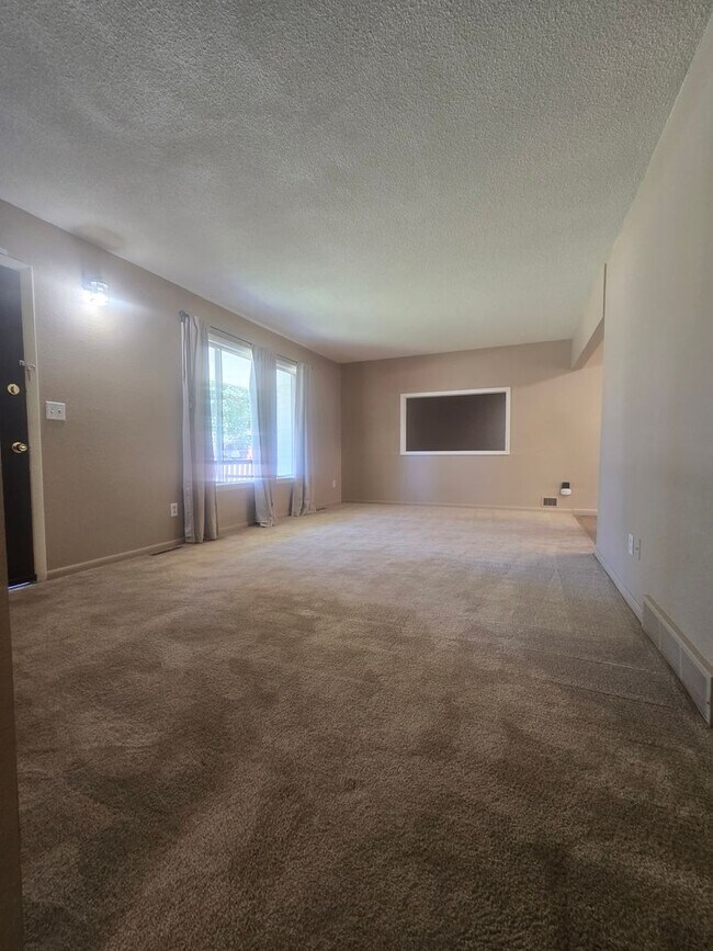 Building Photo - Rural 3 Bedroom Home in Fort Collins with Attached Garage and HUGE Yard Now Available! NO HOA!