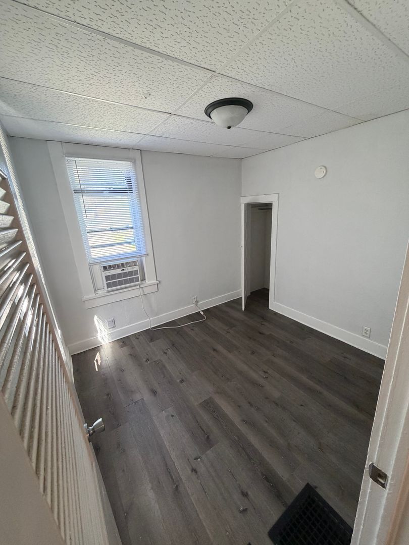 Building Photo - 212 Tinkler St
