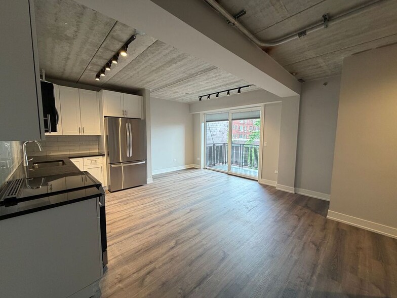 Building Photo - 952 W Carmen Ave