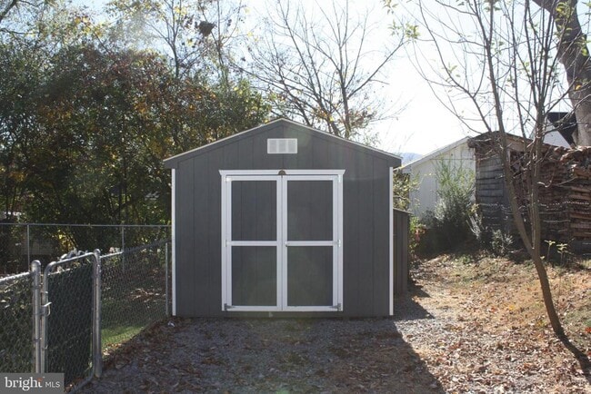 Building Photo - 423 Happy Creek Rd