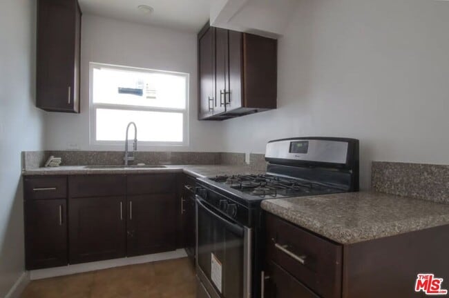 Building Photo - 1056 W 42nd Pl