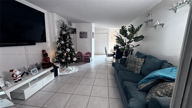 Building Photo - 8860 Fontainebleau Blvd