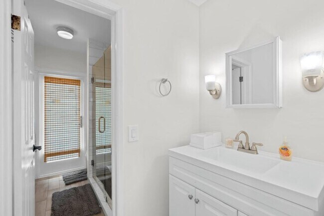 Building Photo - 226 SW 13th Ave