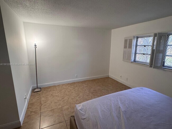 Building Photo - 219 NE 14th Ave