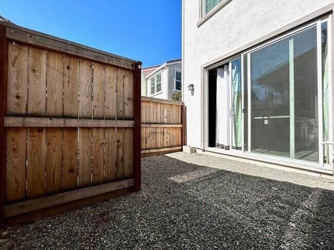 Building Photo - Beautiful Modern 3 Bedroom With Solar! - Apply Today!