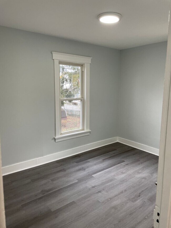 Building Photo - Spacious Home in a Great Neighborhood