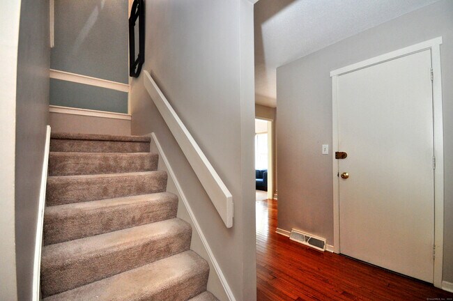 Building Photo - 16 Applewood Ln
