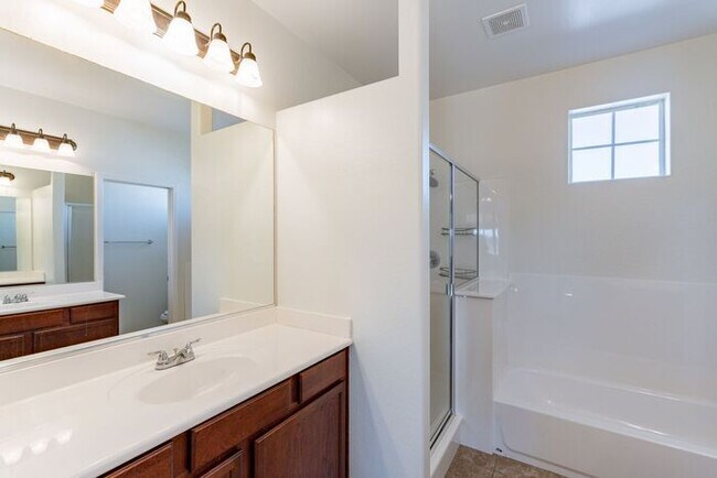 Building Photo - Spacious 4 Bed 2.5 Ba in Gated Community