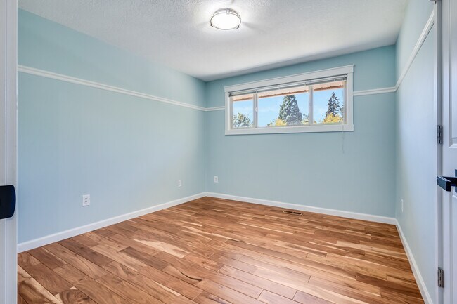 Building Photo - 1321 SE Eastwood Ct